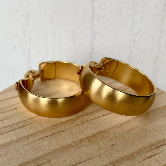 Vintage mid-80s Monet brushed gold clip-on hoops in EUC - Picture 10 of 12